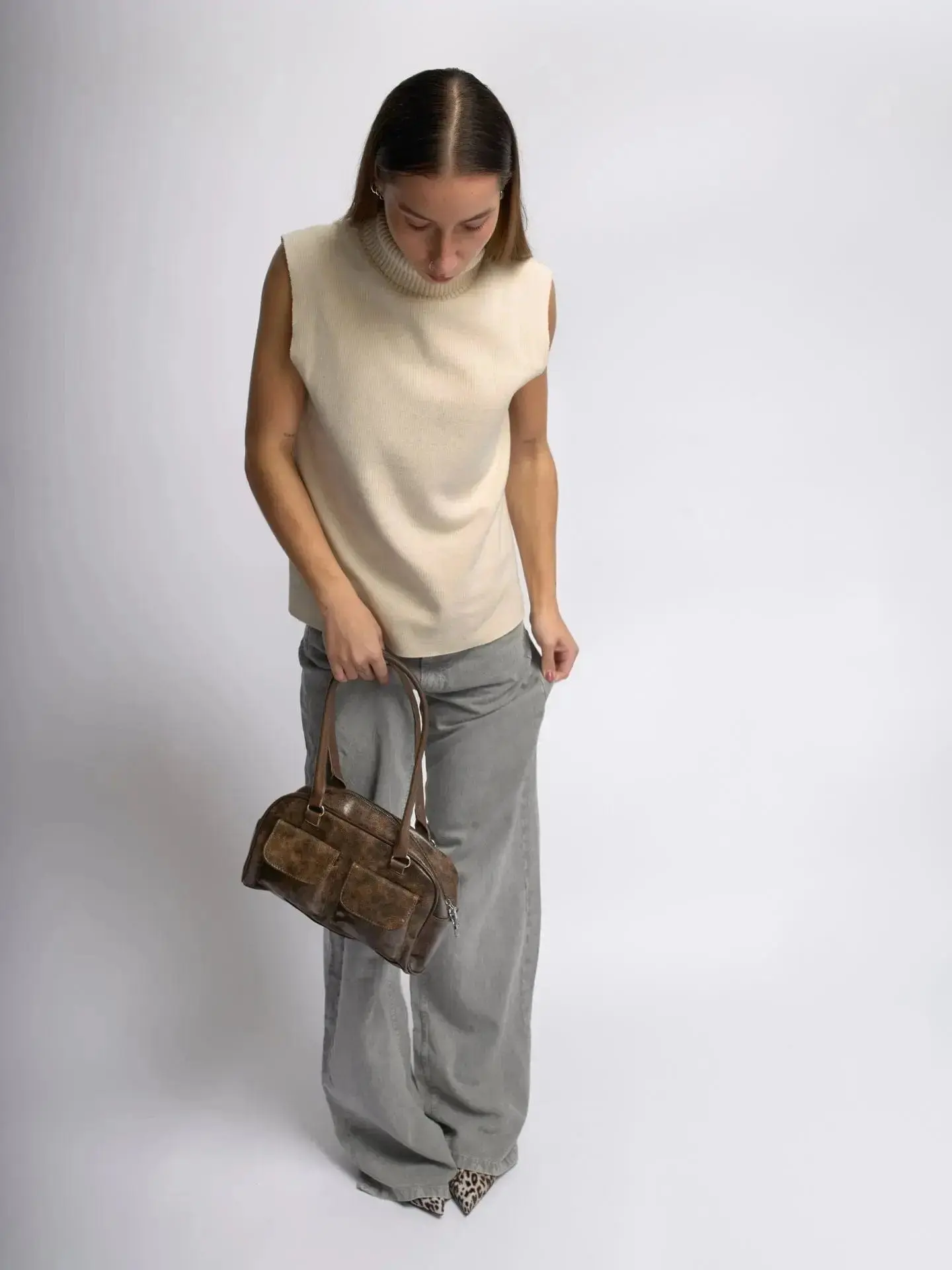 Sleek Distressed Leather Carry - Image 7